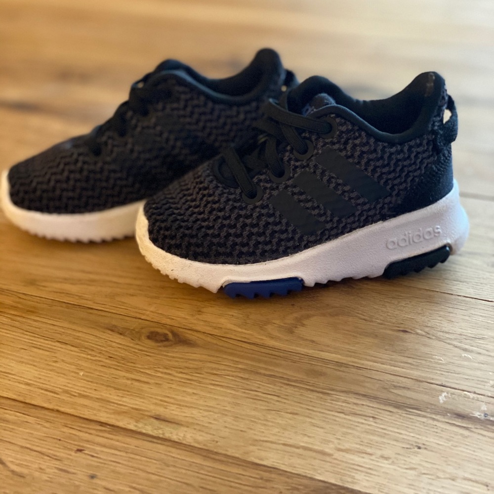 Adidas sneaker size 5